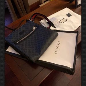 Gucci GG Supreme Messenger Crossbody Bag